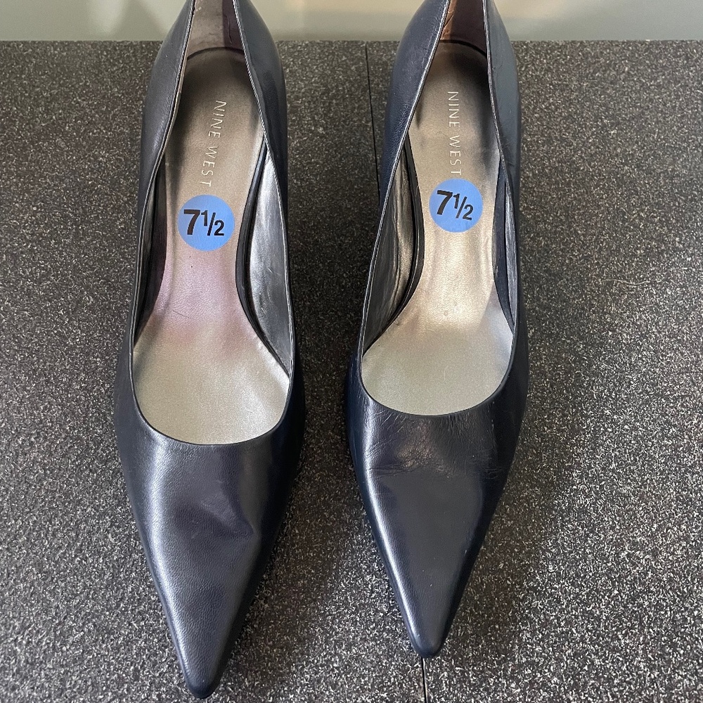Nine West, NWT, navy leather heels pumps, US 7.5, flawless, never worn.